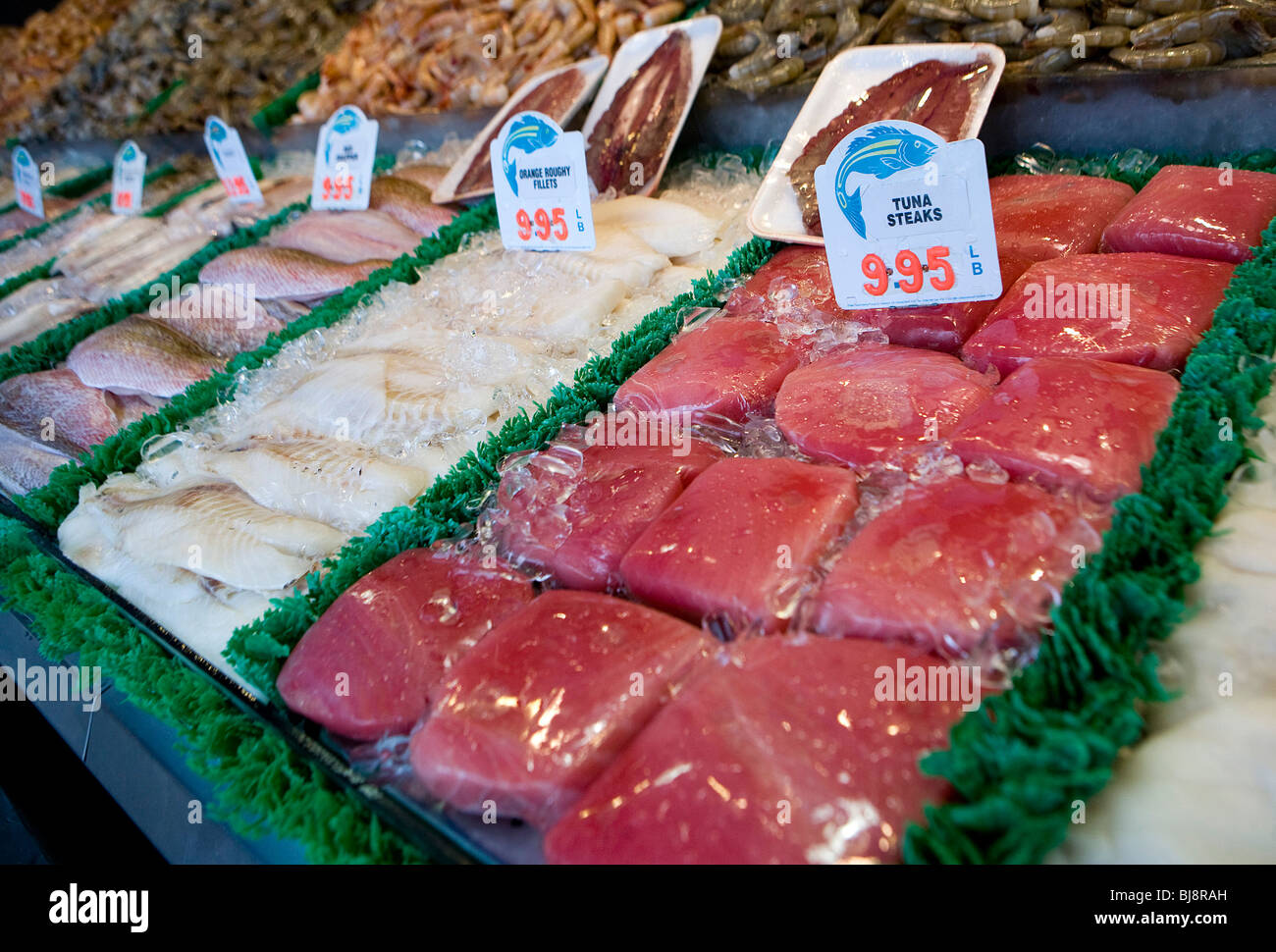 Steaks de thon à la vente à un marché aux poissons. Banque D'Images