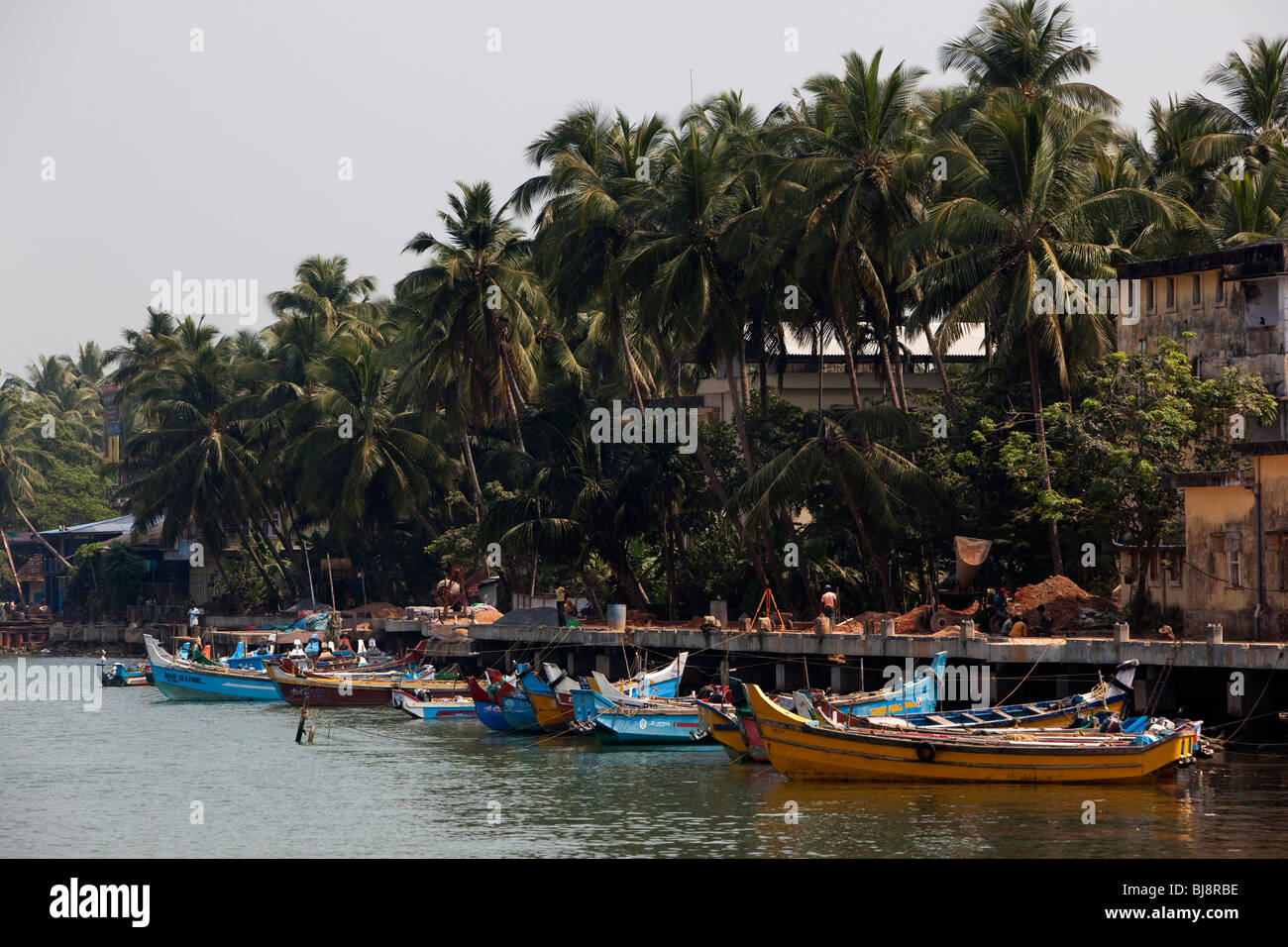 L'Inde, le Kerala, Mahe (Pondichéry) Territoire de l'Union, Port, colaborar con chicos guapos colorés bateaux amarrés à new quay Banque D'Images