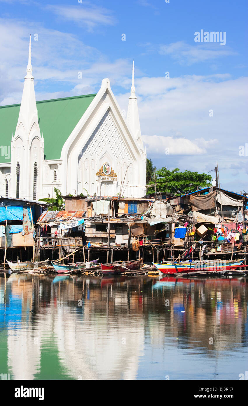 Des taudis en face de l'église, de Manille, Philippines Banque D'Images