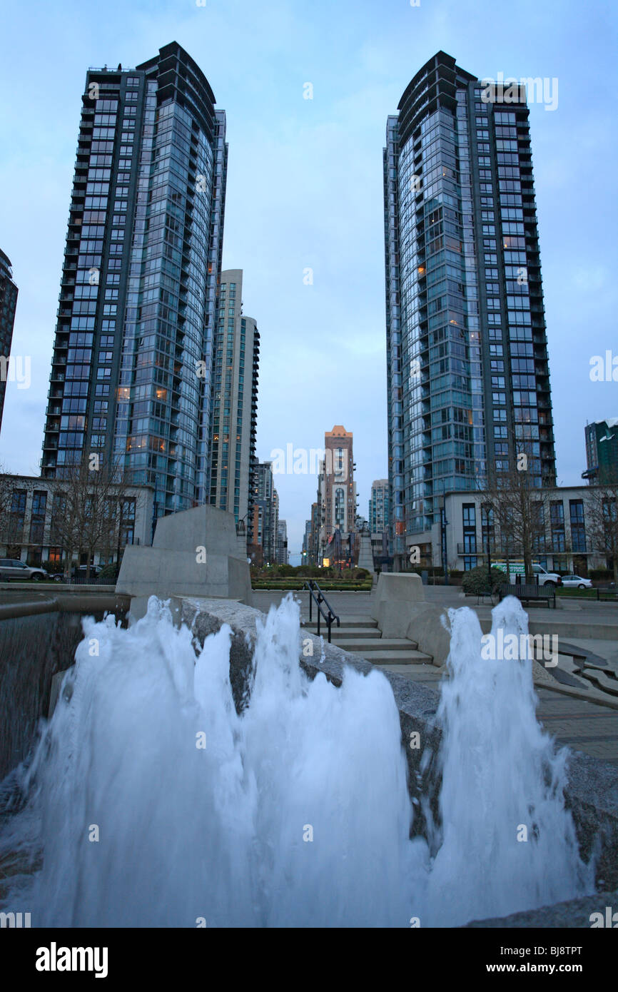 Hi-se lève dans Yaletown près de False Creek, Vancouver, British Columbia Banque D'Images