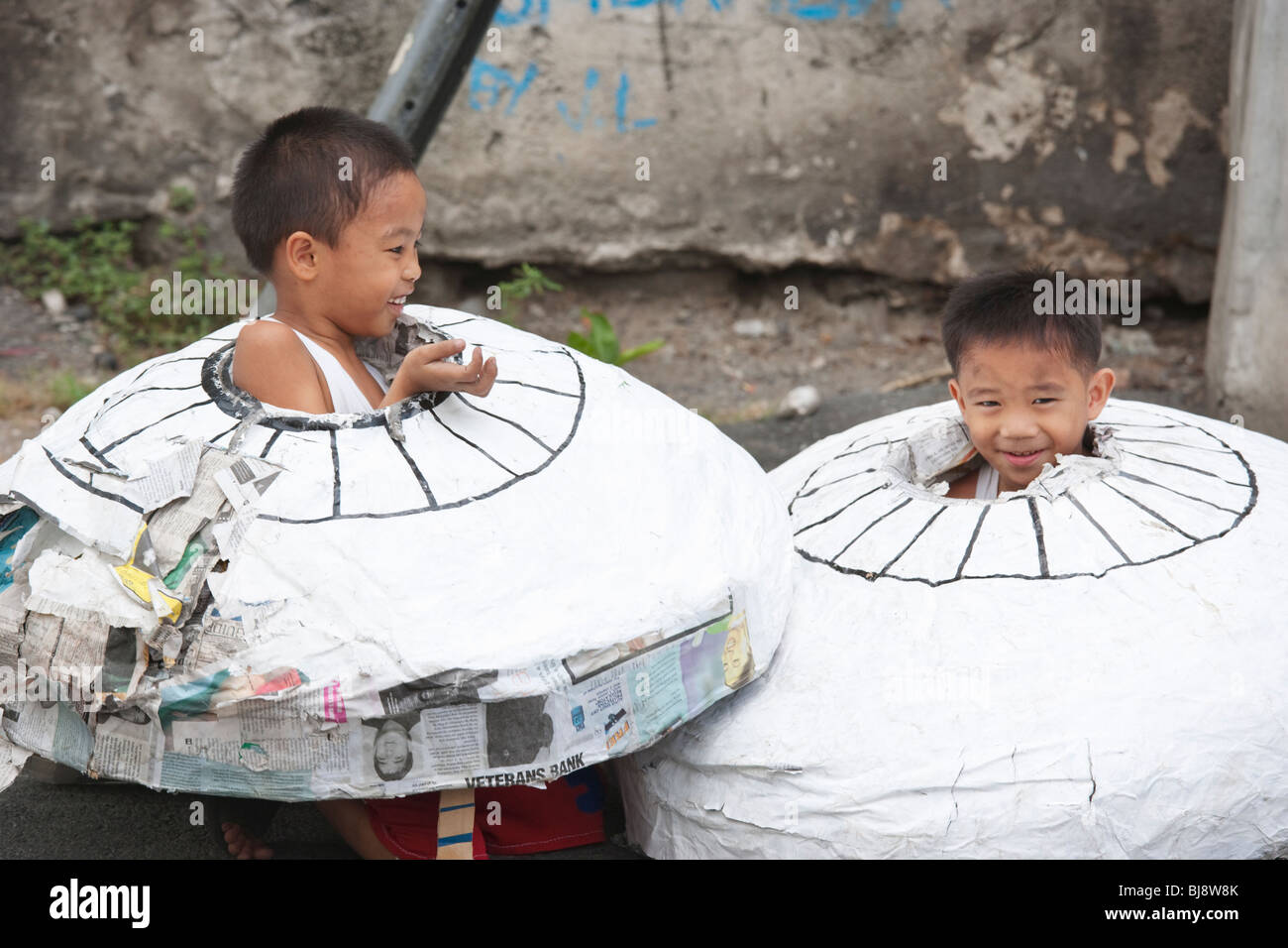 Deux enfants de la rue jouant, de Manille, Philippines Banque D'Images