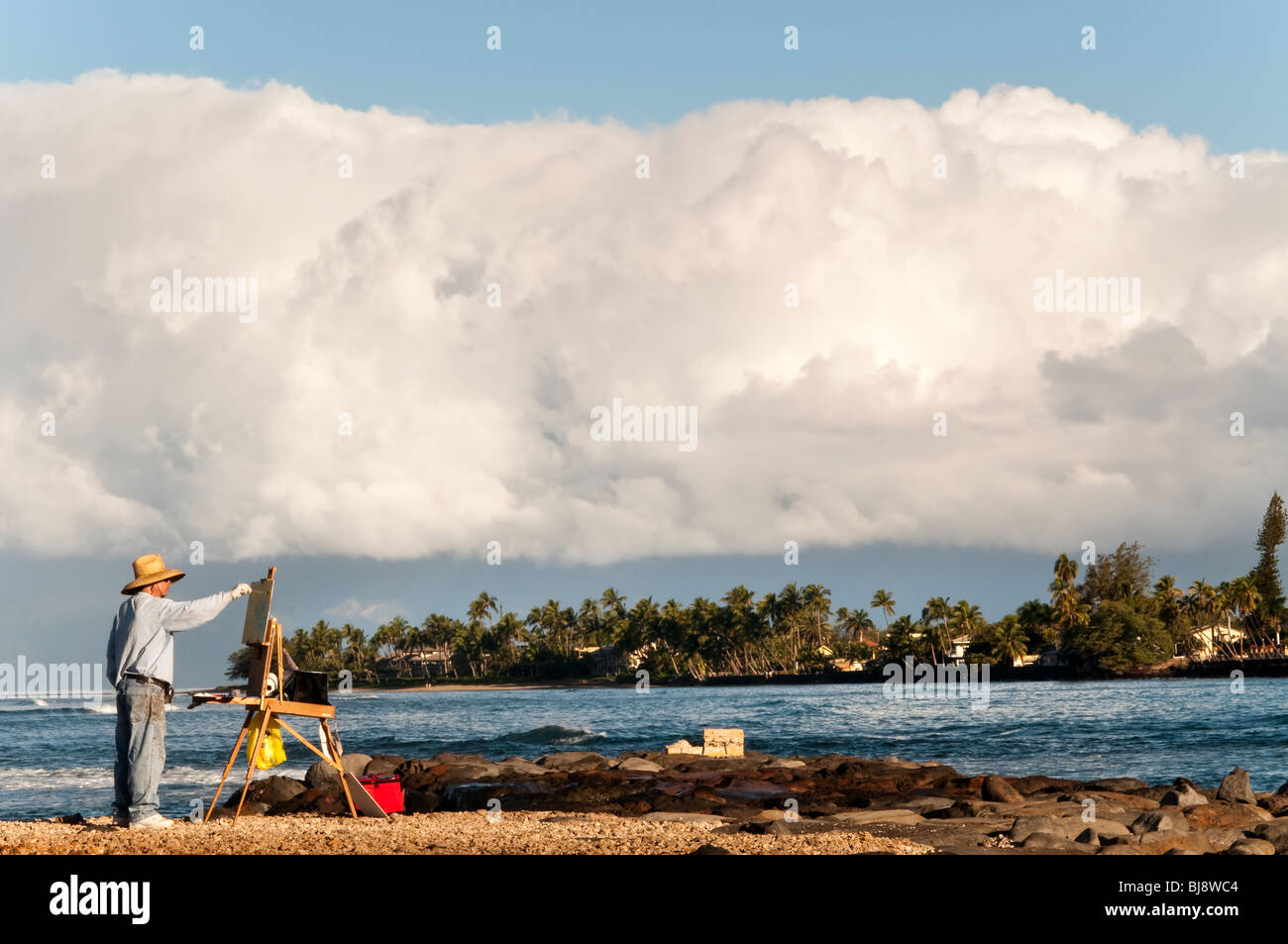 'Plein air' artiste peinture à Port de Lahaina Maui Hawaii. Les nuages au-dessus de géant Molokai en arrière-plan Banque D'Images