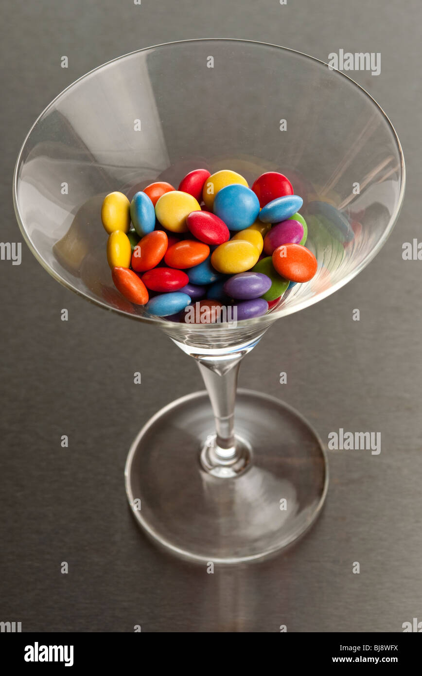 Verre à cocktail avec des comprimés Banque D'Images