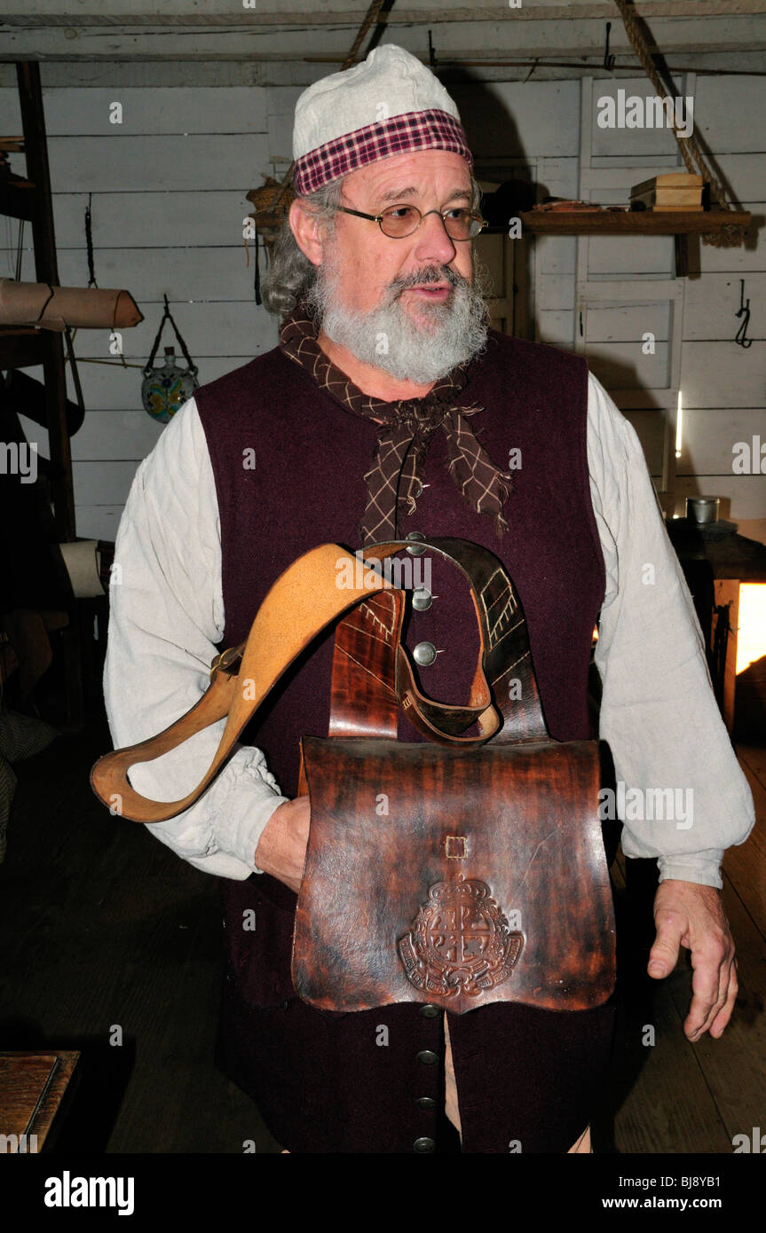 Artisan à Saint Augustine's Spanish Quarter est titulaire d'un support de cartouche de cuir du type utilisé par les soldats espagnols du 18e siècle Banque D'Images