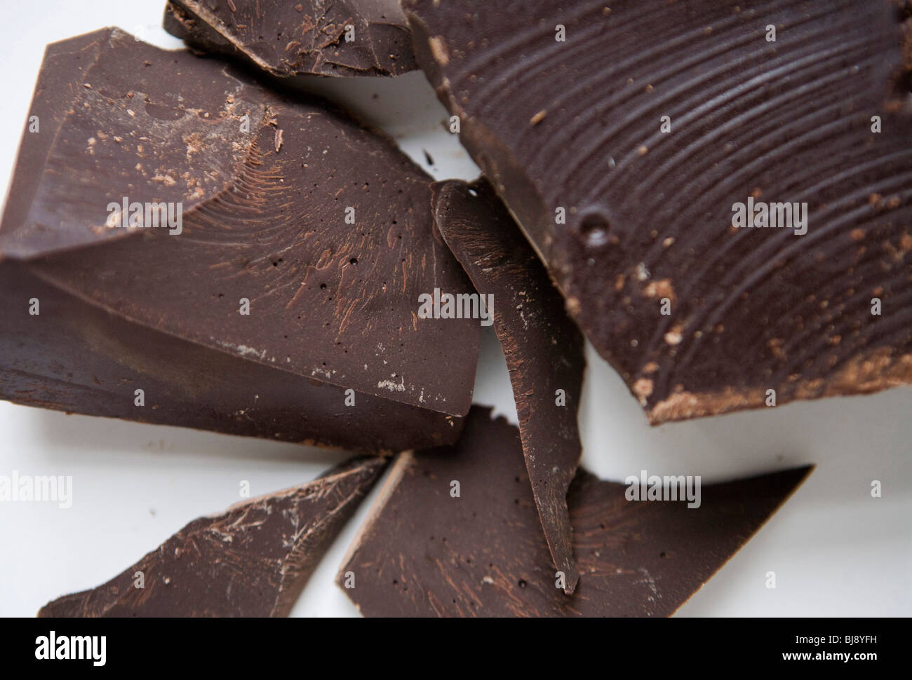 Un bloc de chocolat noir. Banque D'Images