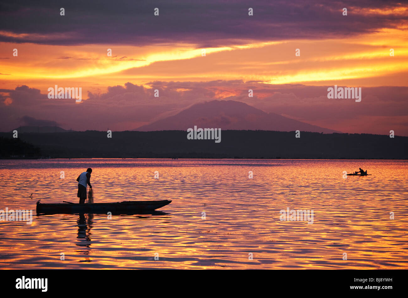 Pêcheur sur le lac Taal au lever du soleil ; l'Île du volcan ; Batangas, Philippines Banque D'Images