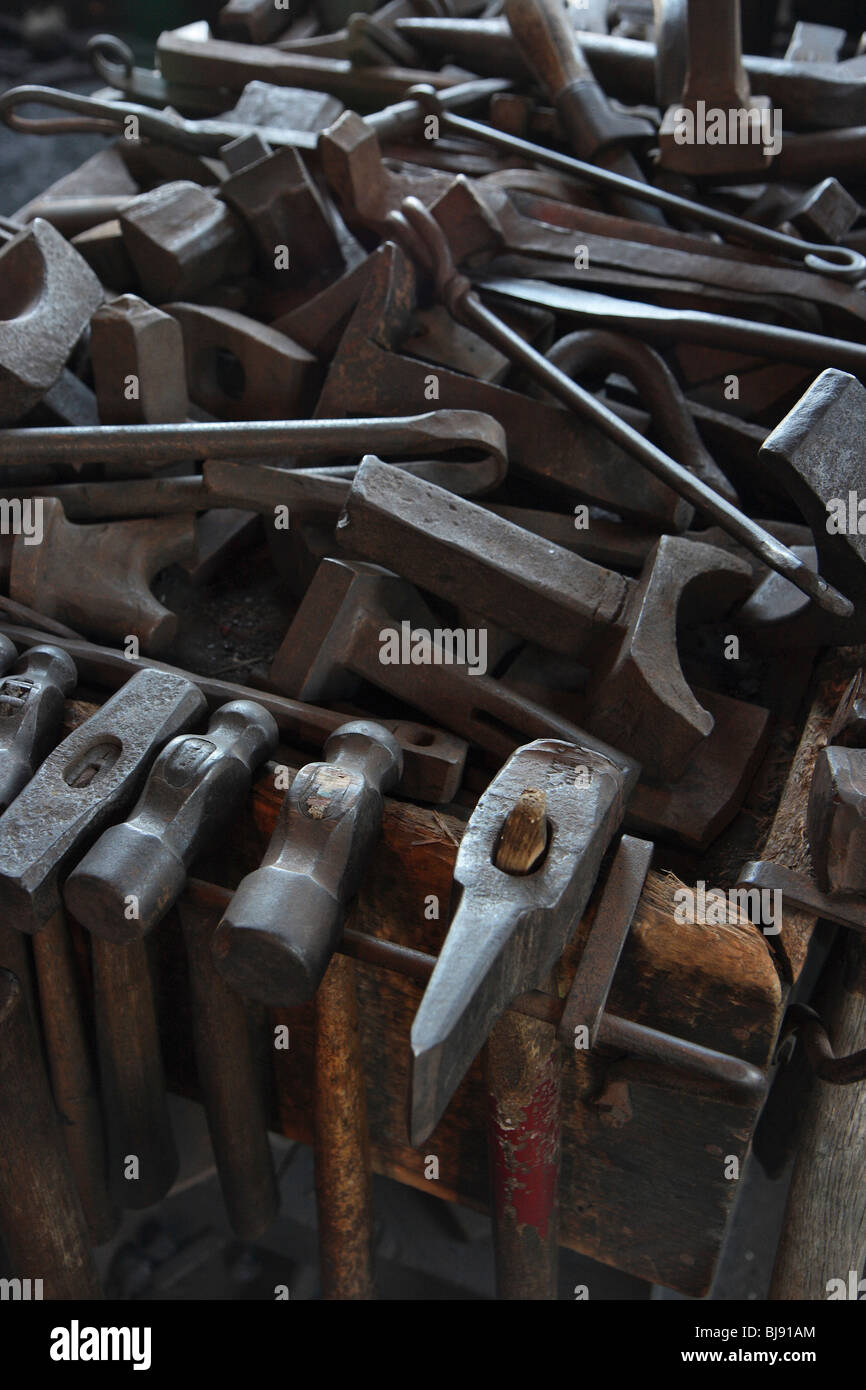Le Mystic Seaport Museum : outils d'une forge traditionnelle, USA Banque D'Images