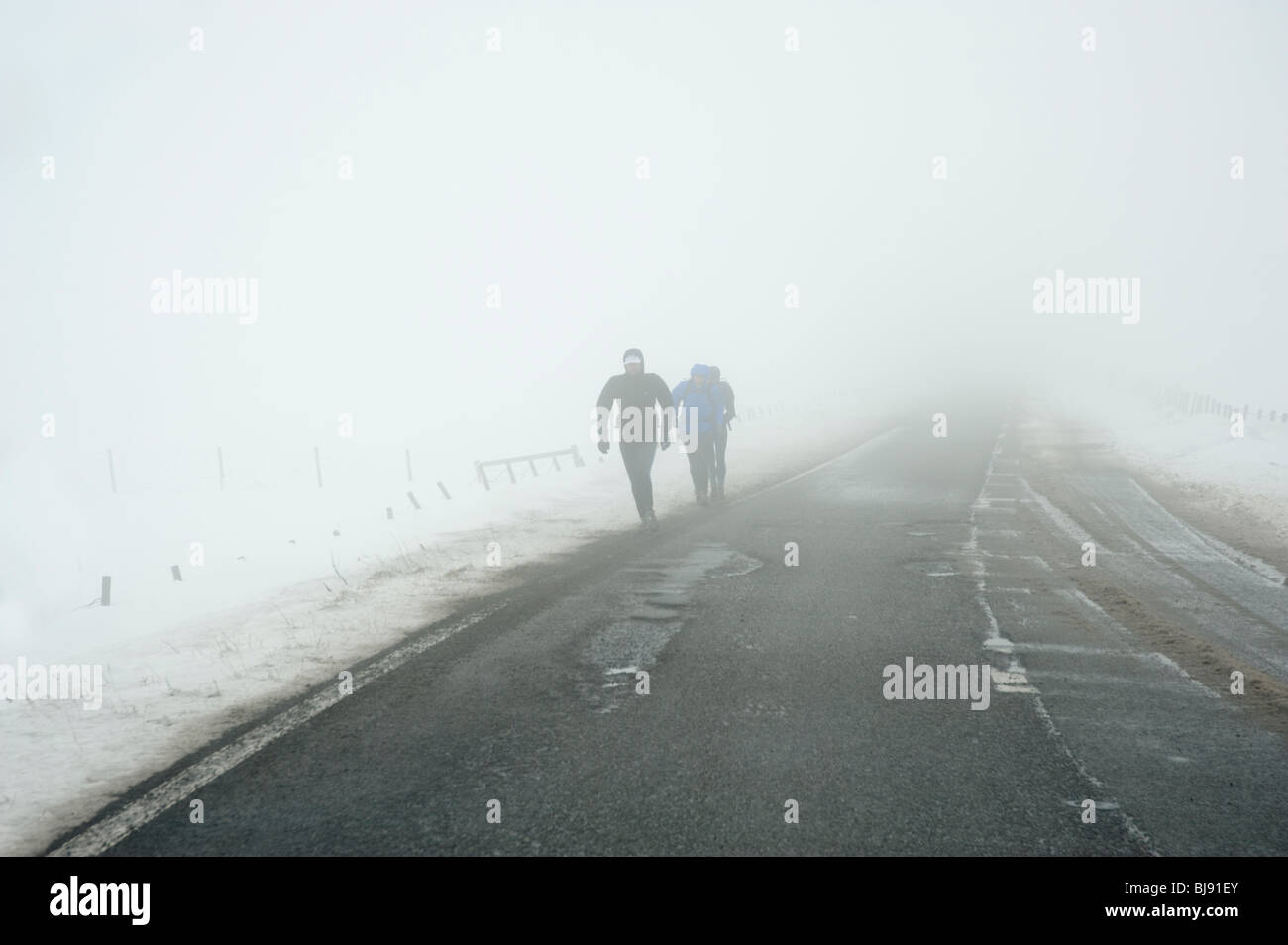 Deux chiffres marche sur Snake pass en tempête,Derbyshire Peak District,la ,UK Banque D'Images Deux chiffres marche sur Snake pass en tempête,Derbyshire Peak District,la ,UK Banque D'Images