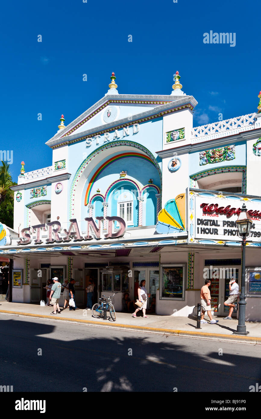 Les touristes passent devant le vintage Strand Theatre sur Duval Street, à Key West, Floride. Banque D'Images
