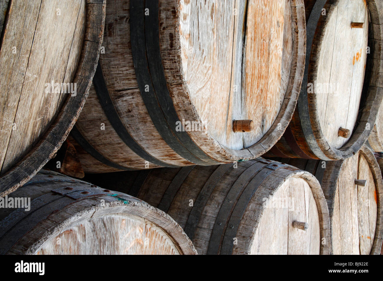 Vieux vin dans barresl bodega en Espagne Banque D'Images