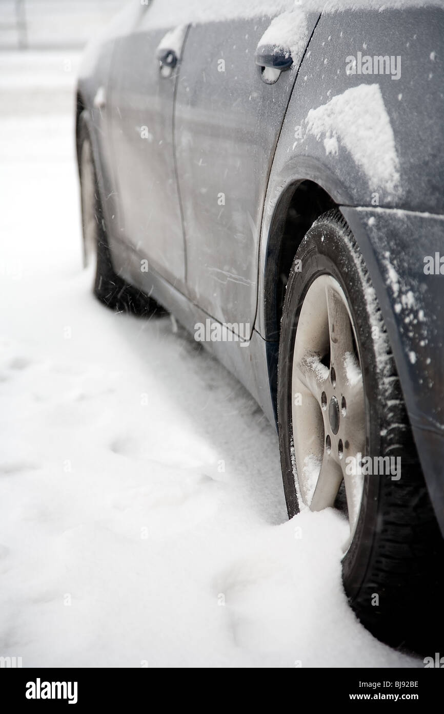 Voitures en stationnement couvert de neige dans une tempête de neige lourde Banque D'Images