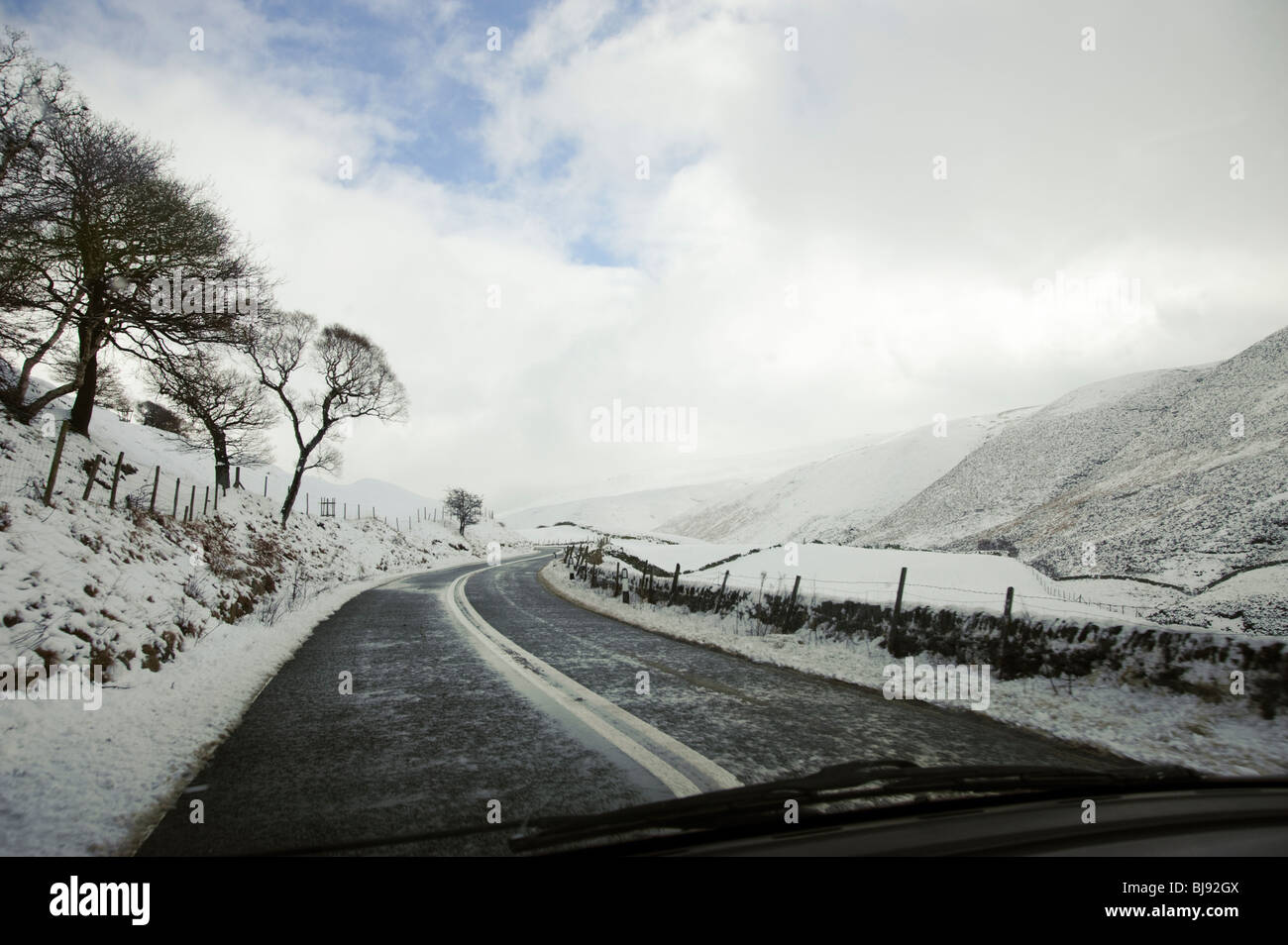 Vue de paysage couvert de neige et A57,Serpent,passage de l'intérieur de voiture, Derbyshire Peak District,Angleterre,UK Banque D'Images Vue de paysage couvert de neige et A57,Serpent,passage de l'intérieur de voiture, Derbyshire Peak District,Angleterre,UK Banque D'Images