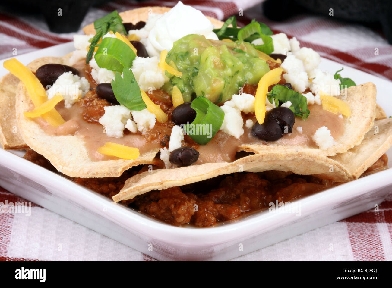 Mexicas nachos repas ou en-cas délicieux, faits avec du bœuf, maïs, la coriandre et les oignons sur une plaque blanche fantaisie style mexicain Banque D'Images