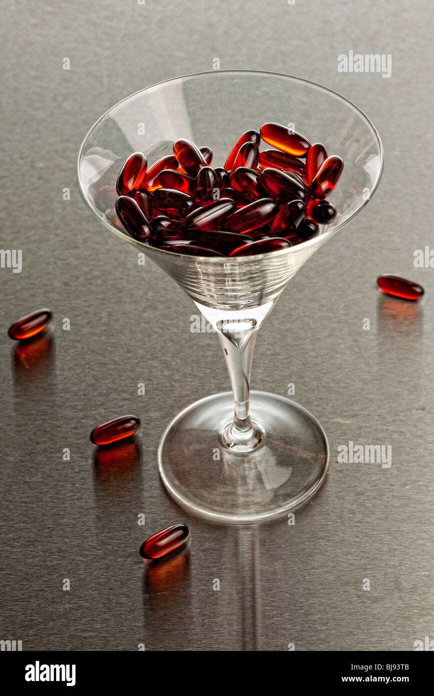Verre à cocktail avec des comprimés Banque D'Images