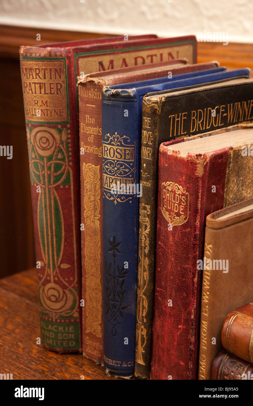 L'intérieur domestique, l'ère d'Edwardian livres avec des épines de l'art nouveau sur le dessus de bureau en chêne des arts et métiers Banque D'Images