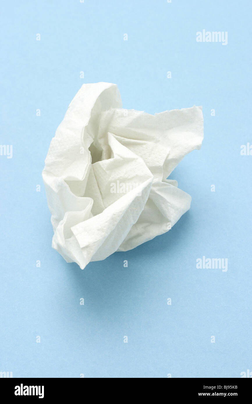 Deux couches de papier de soie froissé bleu sur fond transparent Photo  Stock - Alamy