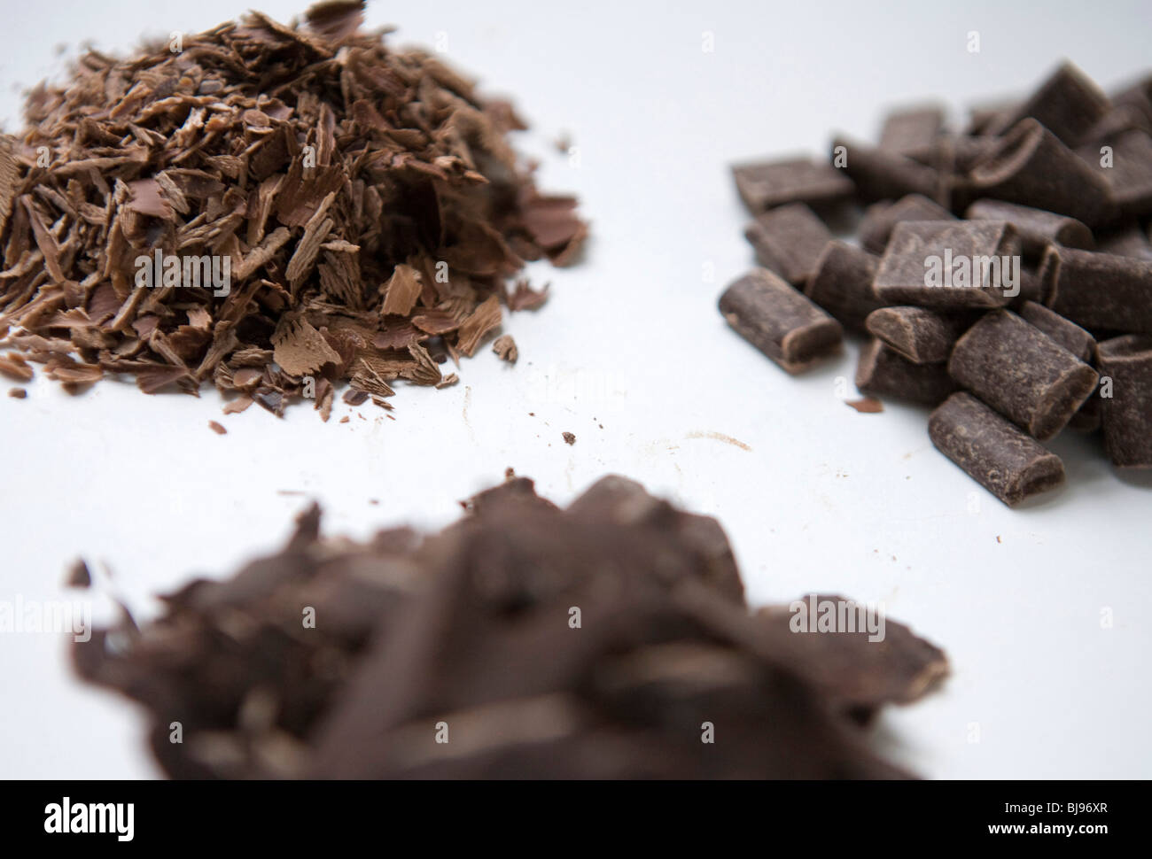 Copeaux de chocolat noir et au lait et de morceaux. Banque D'Images