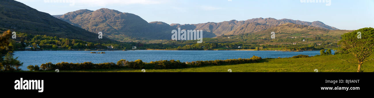 Panorama de l'Acha montagnes sur Adrigole Harbour, péninsule de Beara, comté de Cork, Irlande Banque D'Images