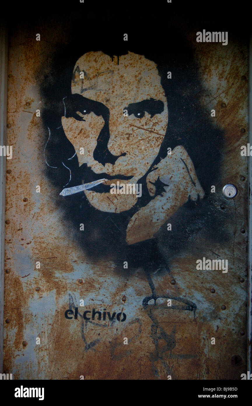 El Chivo graffiti sur une porte rouillée à Hackney, Londres Banque D'Images