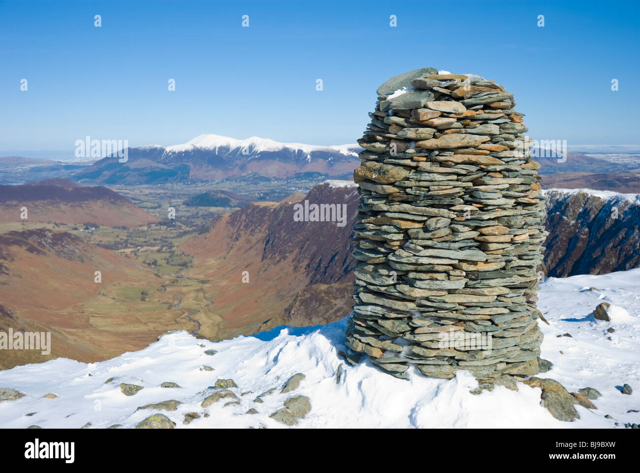 Grand cairn sur le sommet enneigé de Dale Head dans le Lake District de Cumbrie Banque D'Images