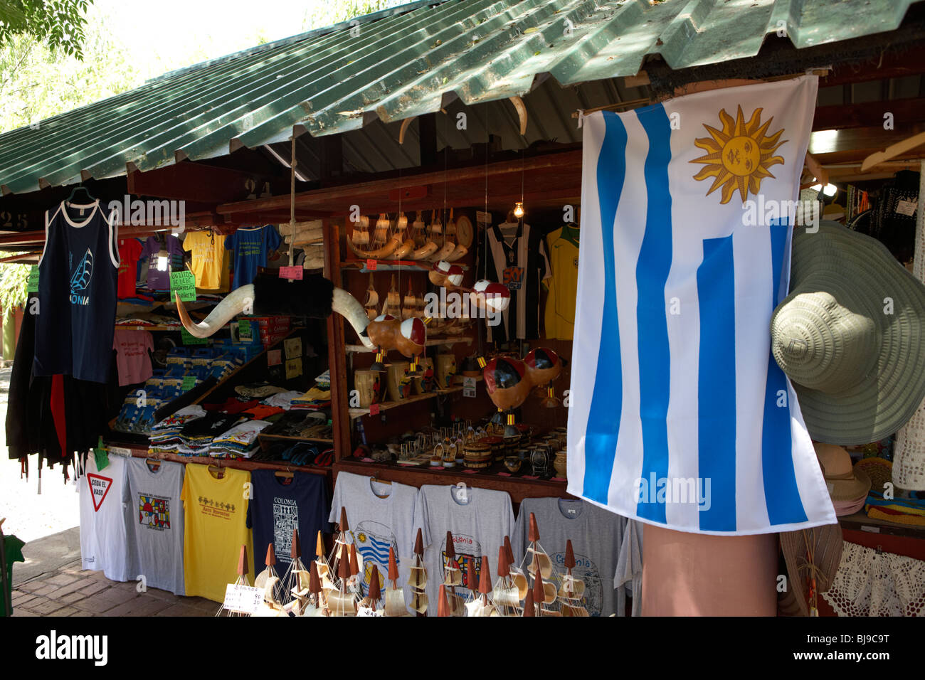 Décrochage de l'artisanat avec drapeau uruguayen à la feria artesanal de la cuidad artisanat marché Colonia del Sacramento en Uruguay Banque D'Images