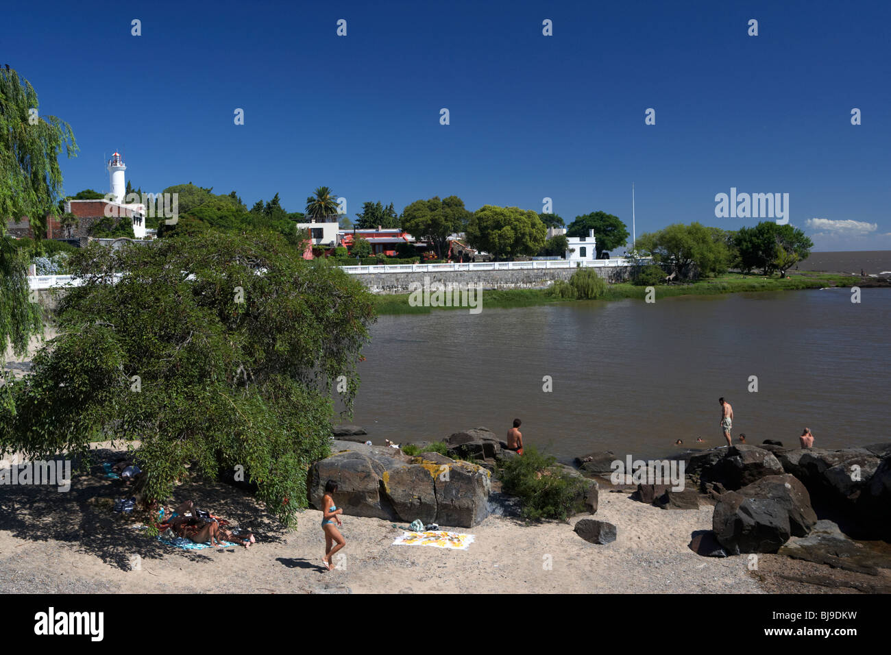Les gens sur la plage au river plate à Colonia del Sacramento en Uruguay Amérique du Sud Banque D'Images