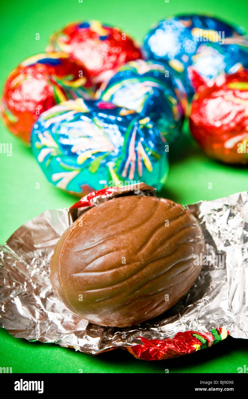 Les œufs en chocolat de Pâques enveloppés dans du papier de couleur Banque D'Images