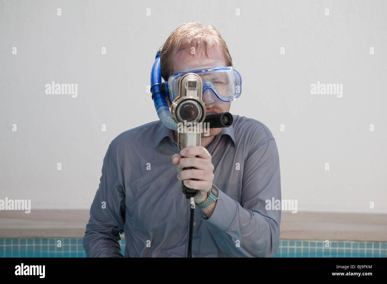 Le tournage de l'homme portant des vêtements et des lunettes de piscine Banque D'Images