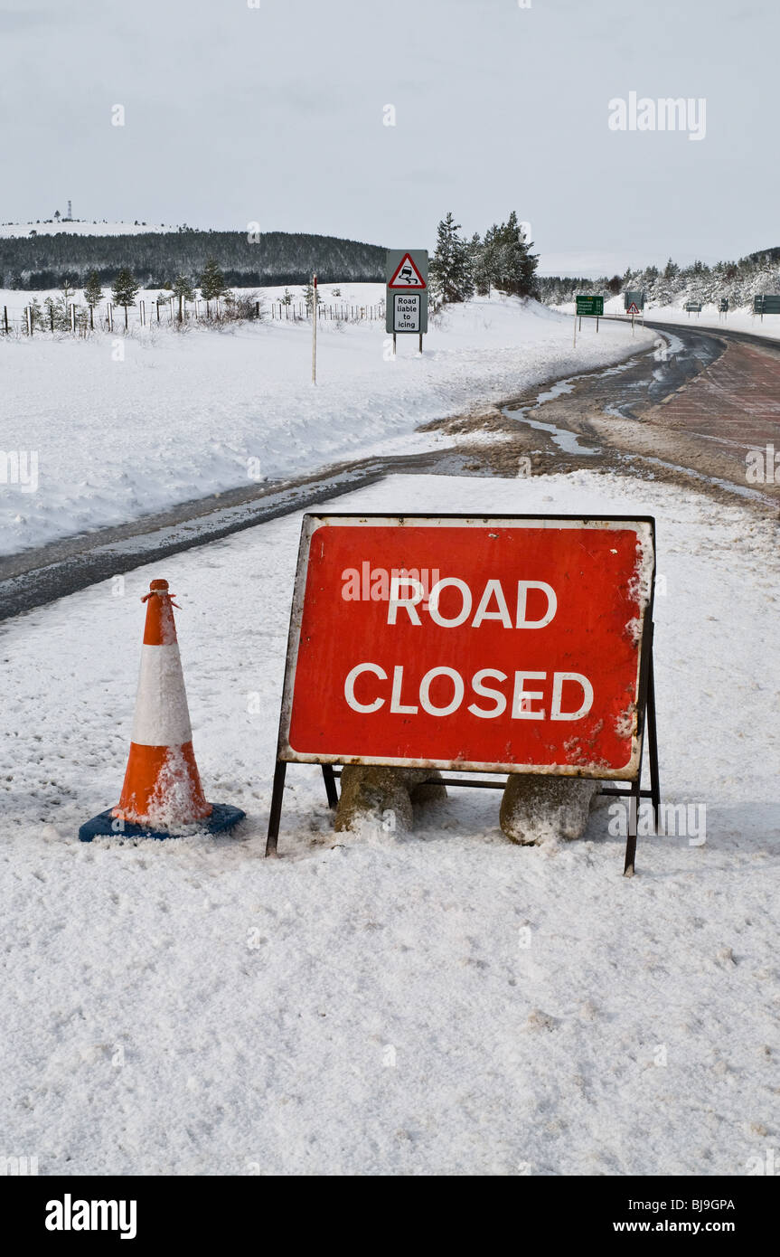 dh TRANSPORT INVERNESSSHIRE A9 route fermée panneau neige roadblock bollards neige hiver pays royaume-uni impraticable ecosse a bloqué le barrage de la route de perturbation Banque D'Images