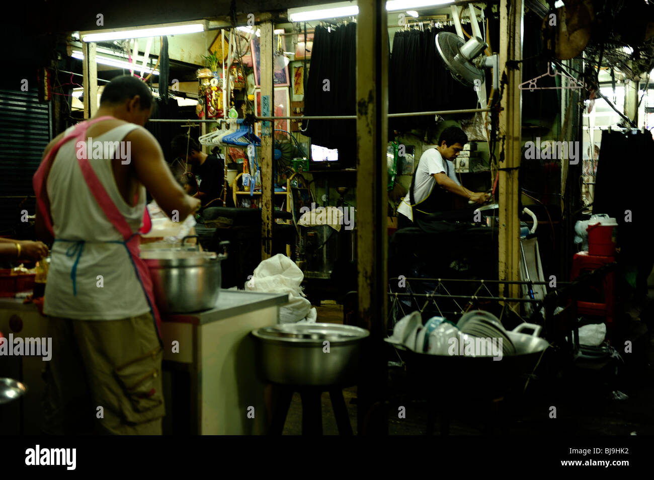 Scène split de chef et adapter au marché pratunam , ratchathew, Bangkok , Thaïlande Banque D'Images