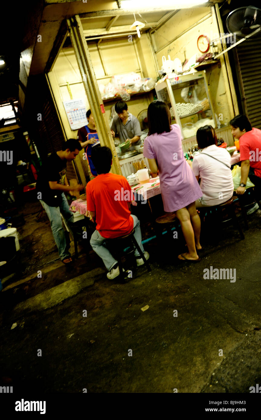 Petit eatery dans marché pratunam , ratchathew, Bangkok , Thaïlande Banque D'Images