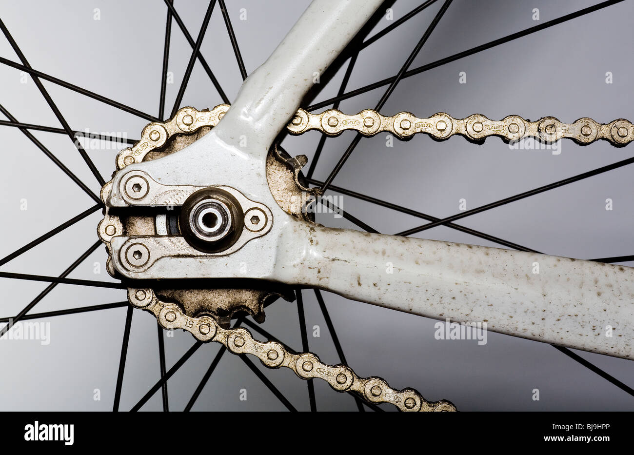 Close up de la roue arrière, cogs, de rayons et de la chaîne d'une bicyclette de course à vitesse unique Banque D'Images