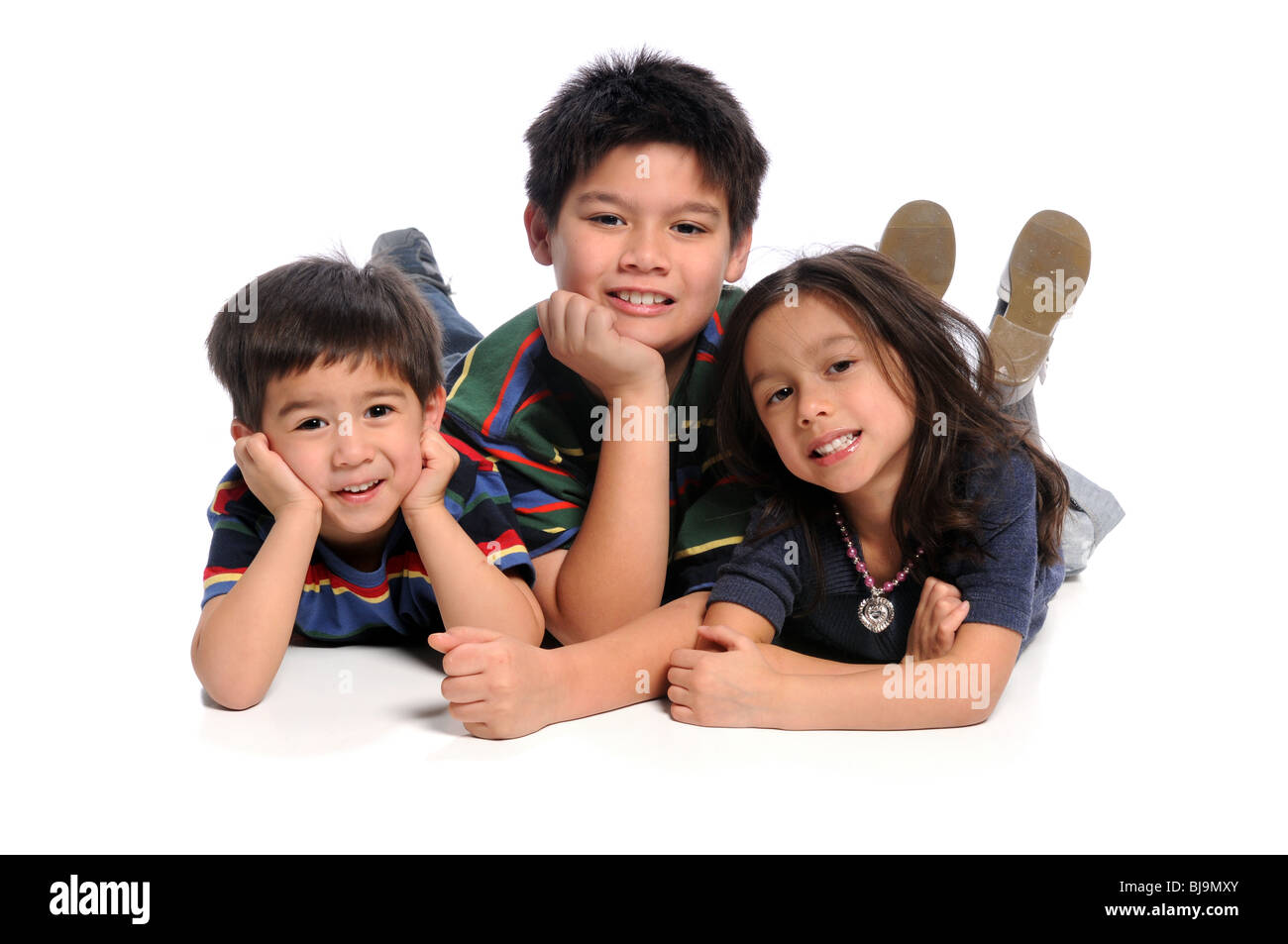 Les enfants portant sur le plancher isolé sur fond blanc Banque D'Images