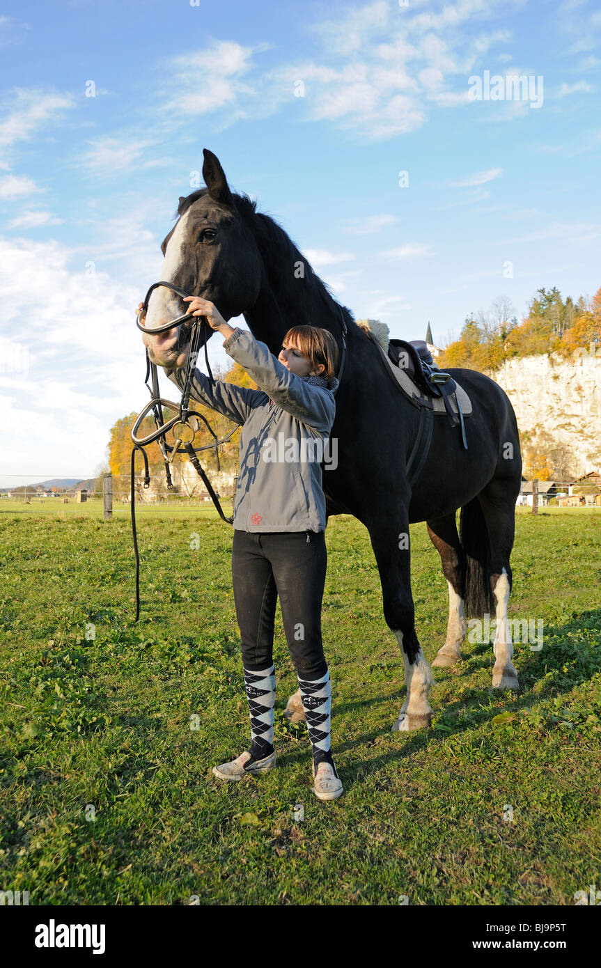 Girl retient un cheval avec un style anglais, Snaffle Bit Banque D'Images