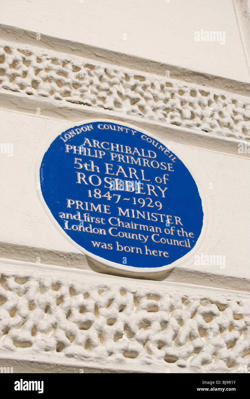 Le london county council blue plaque marquant le lieu de naissance d'Archibald Philip Primrose, le 5e comte de roseberry Banque D'Images