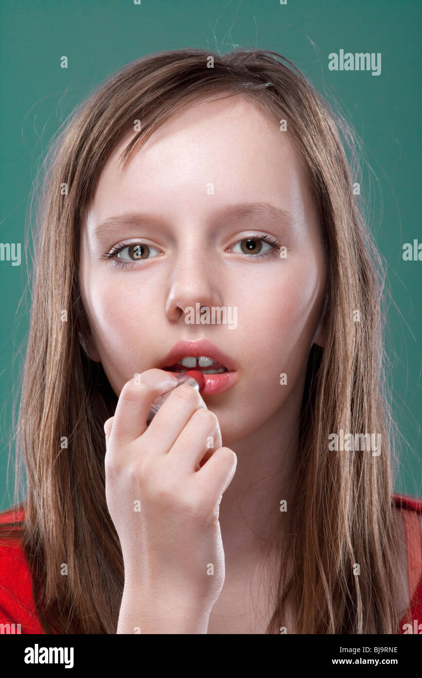 Portrait d'une jolie jeune fille de 11 ans, en mettant sur le maquillage Banque D'Images