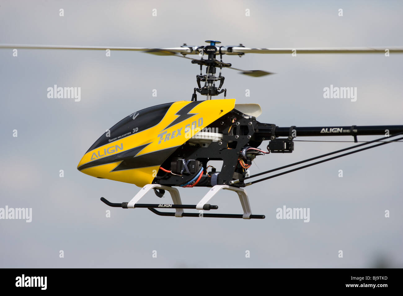 Modèle radio-commandé en vol en hélicoptère Banque D'Images