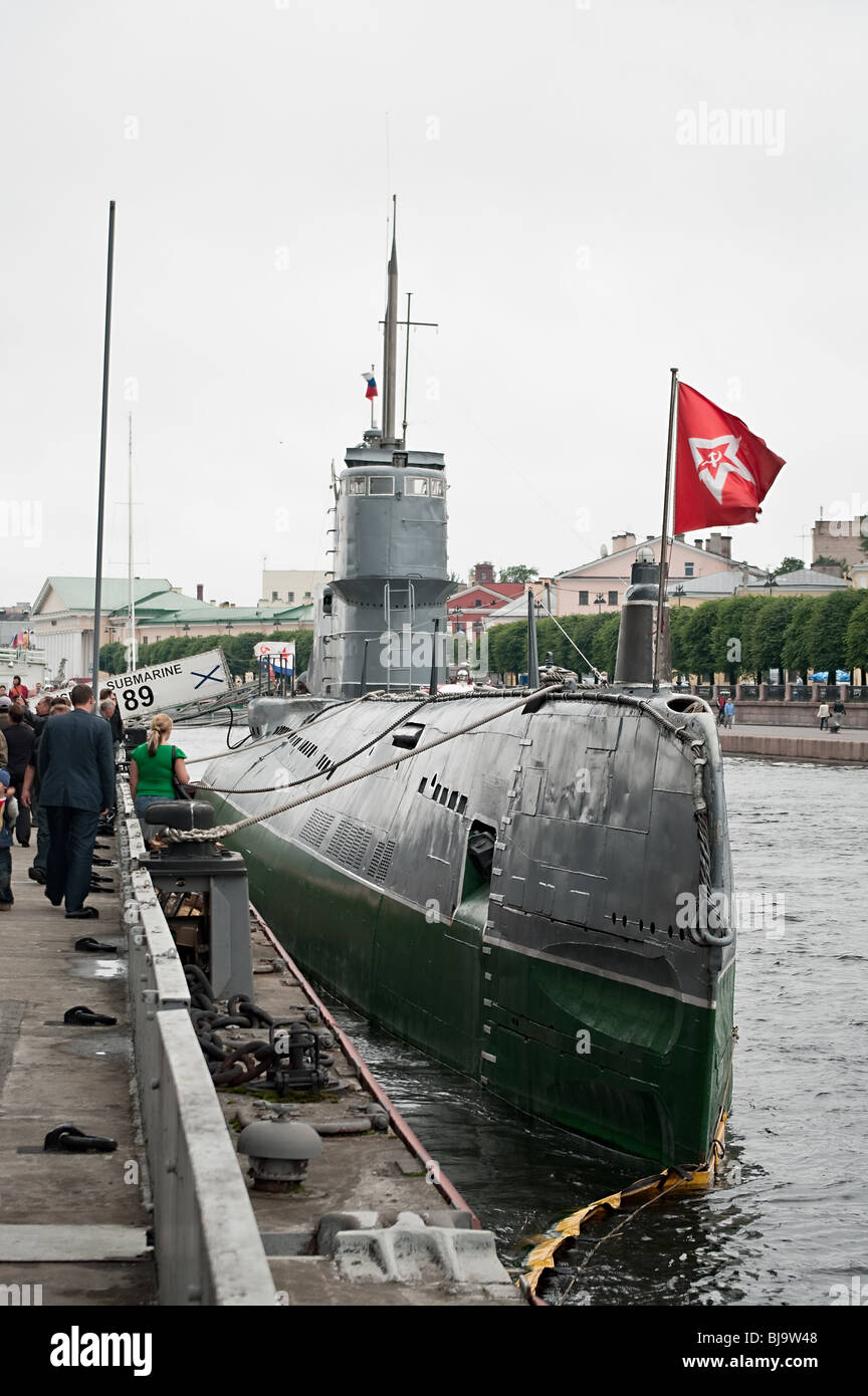 Sous-marin diesel russe avec drapeau rouge, de la faucille et du marteau. Bateau amarré dans le port de Saint-Pétersbourg. Banque D'Images