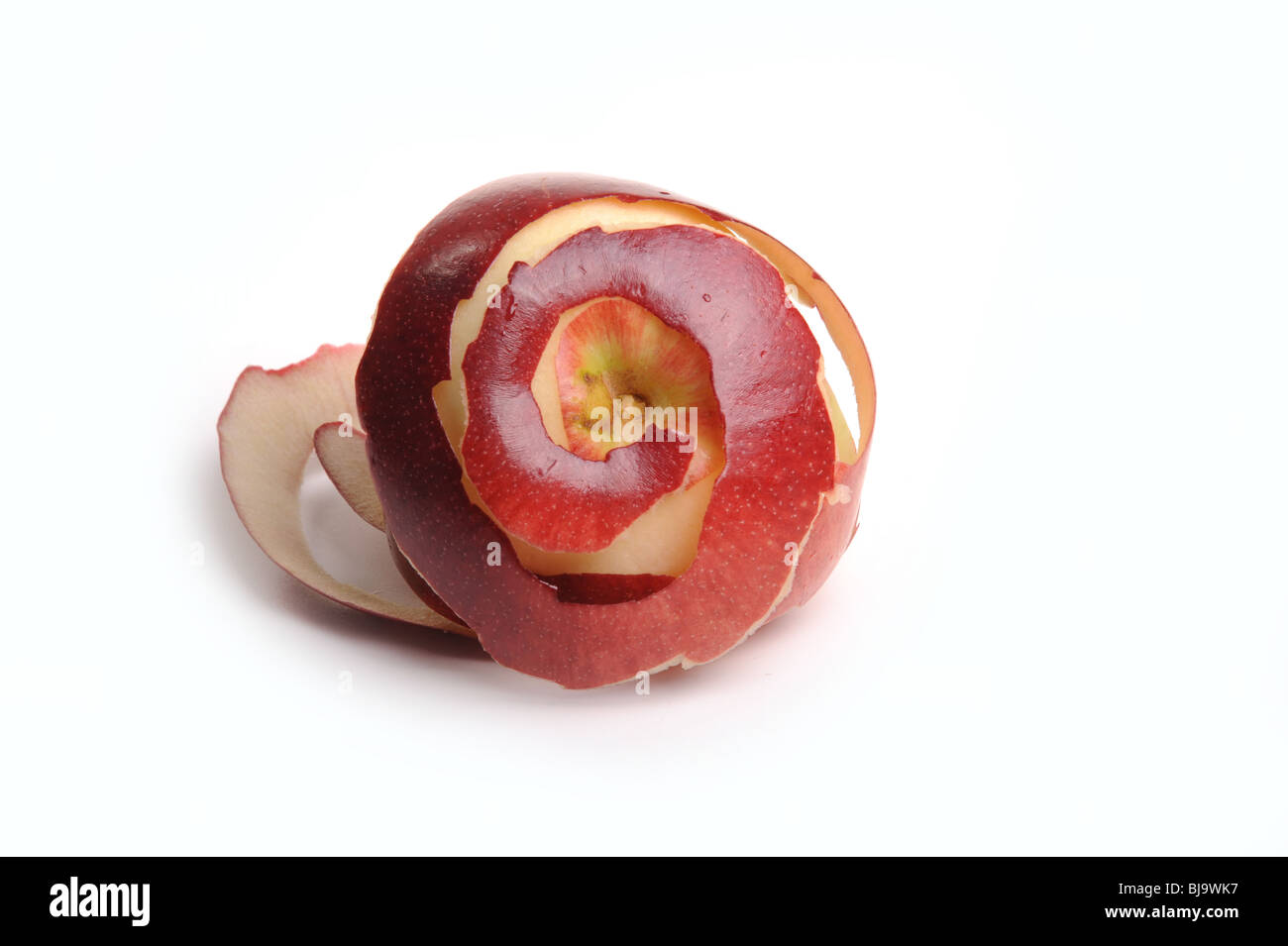 Avec apple peel photographié en studio sur un fond blanc. Banque D'Images