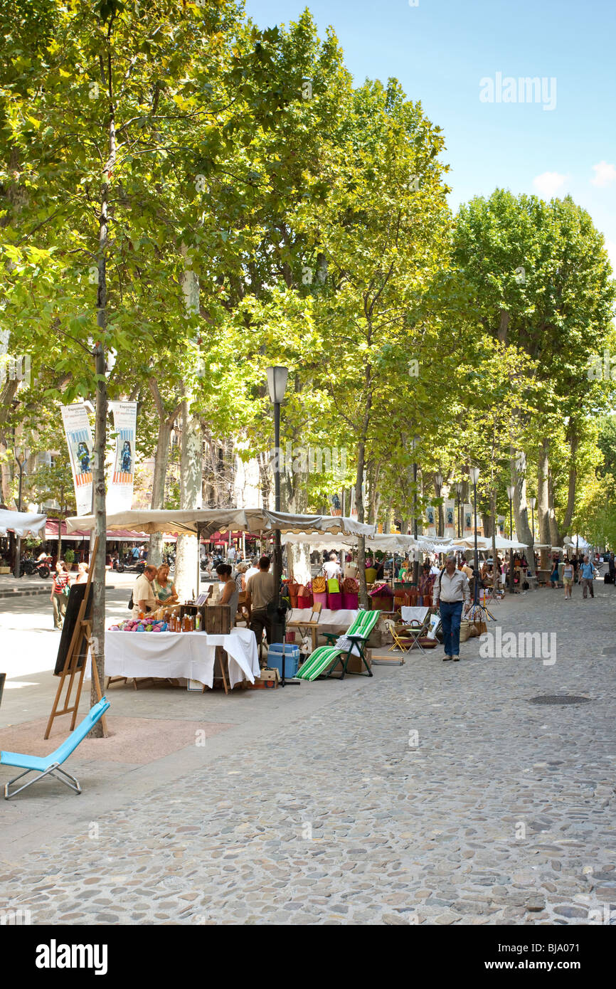Voir en bas de la rue principale du marché à Aix-en-Provence, Aix-en-Provence, Provence, France Banque D'Images