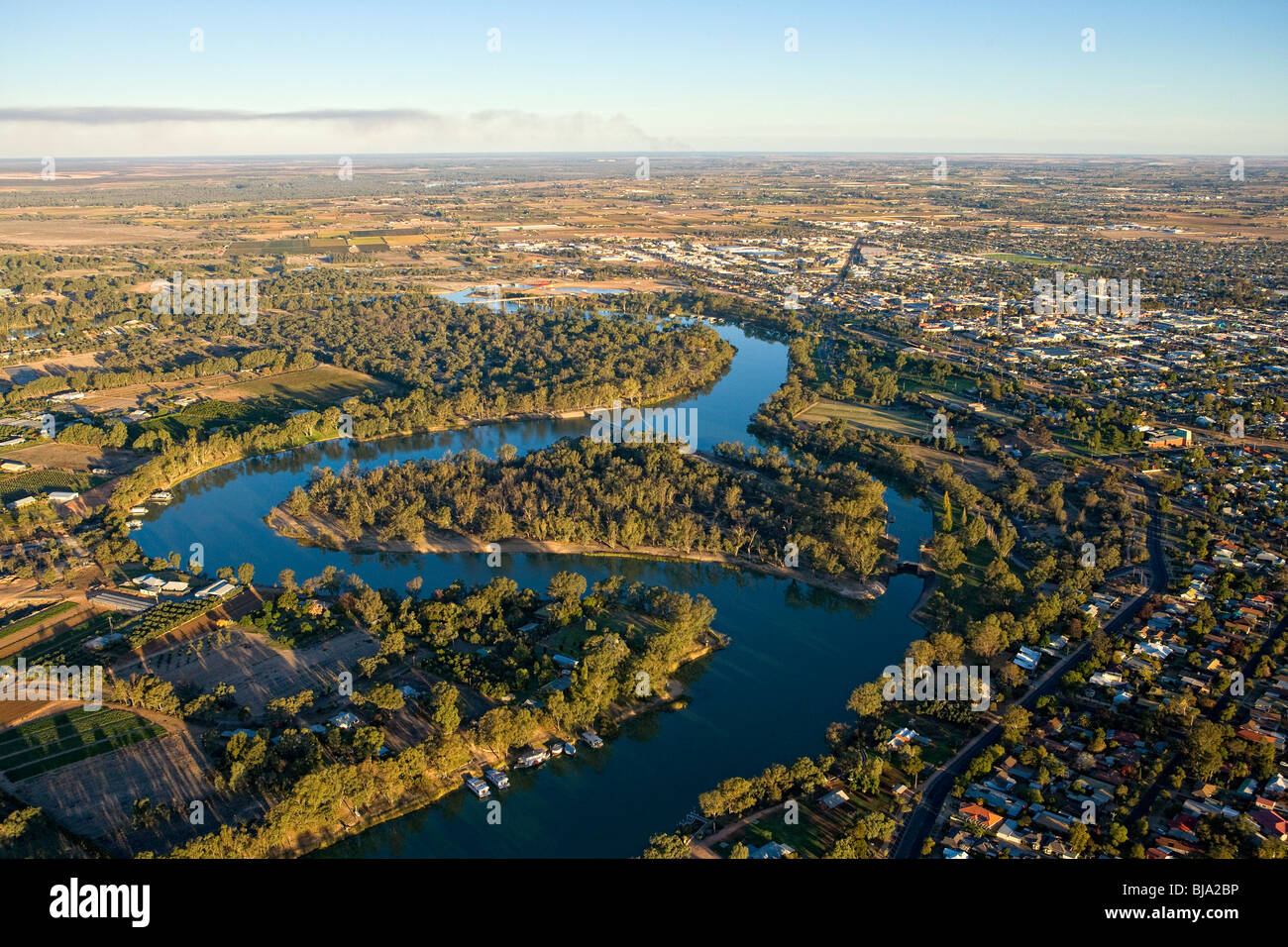 Faible niveau photo aérienne de l'Écluse 11, sur la rivière Murray à Mildura, Australie. Banque D'Images