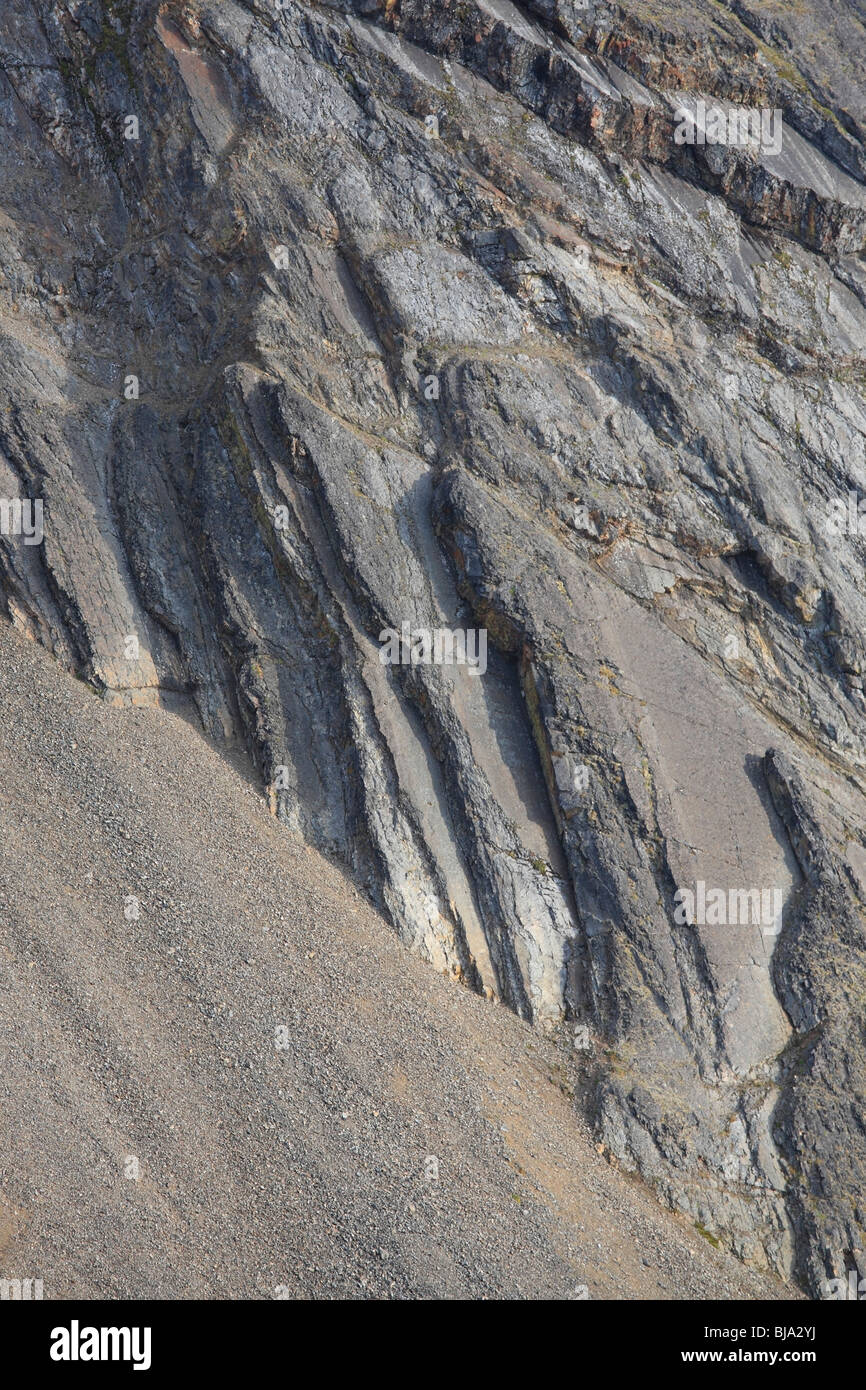 Géologie : plans de litage dans la roche sur la côte ouest de la Baie d'Hudson Mountain, Smithers, Colombie-Britannique Banque D'Images