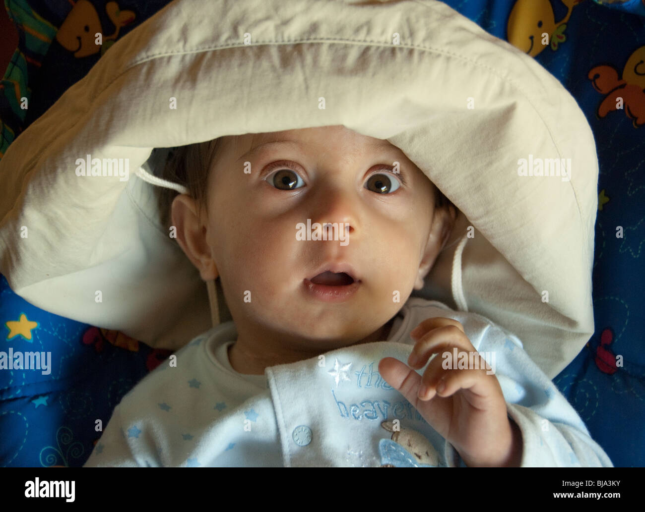 Bébé garçon dans Mom's protection sun hat Banque D'Images