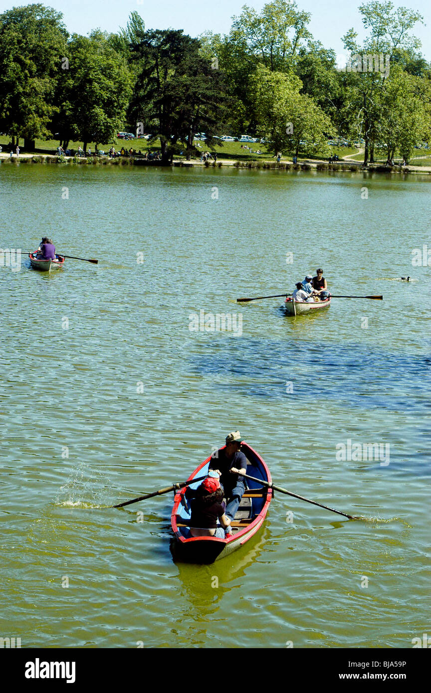 PARIS, France - Bois de Vincennes, parc urbain, les familles d'Aviron Canoë  dans 'lac Daumesnil' Photo Stock - Alamy