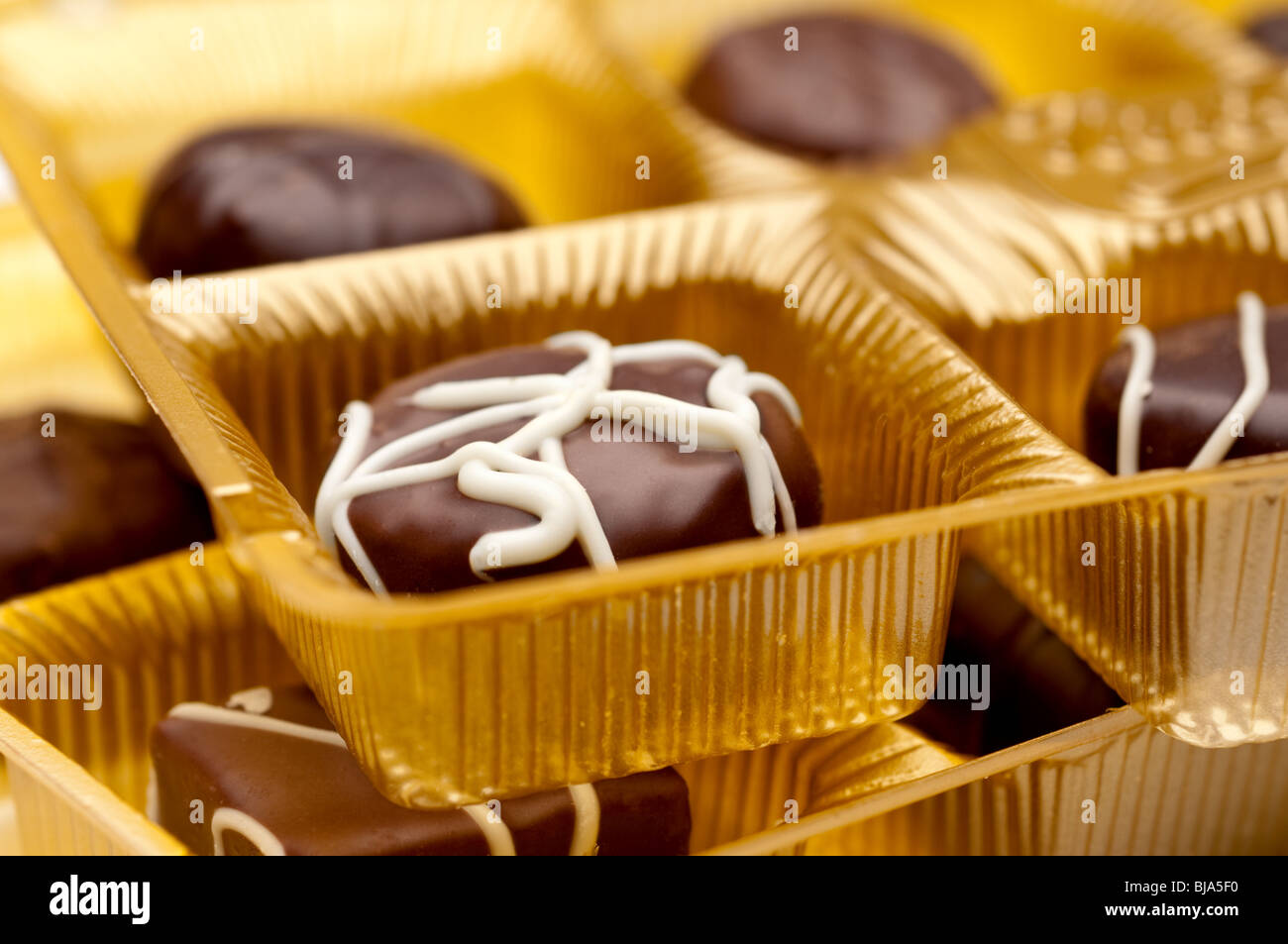 Une image horizontale de deux plateaux de chocolats Banque D'Images