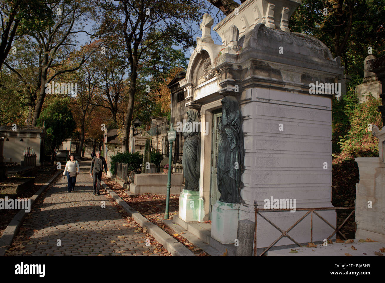 Paris, France - Personnes Promenading en parc urbain, le cimetière du Père-Lachaise, Monument, Rue, jardins urbains Banque D'Images