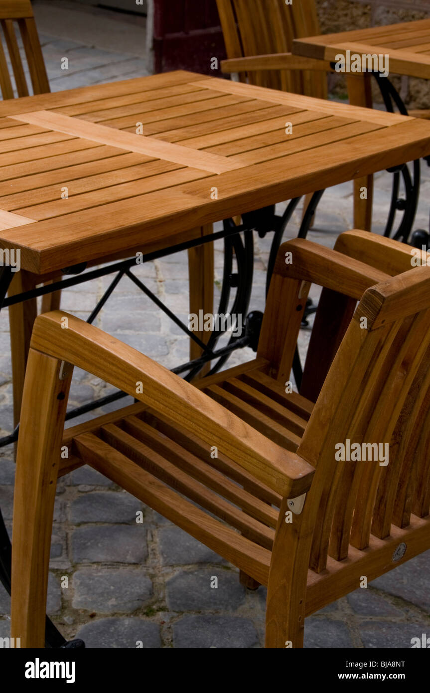 Table En Bois Vide Dans Le Jardin, Déjeuner Dans Le Restaurant En