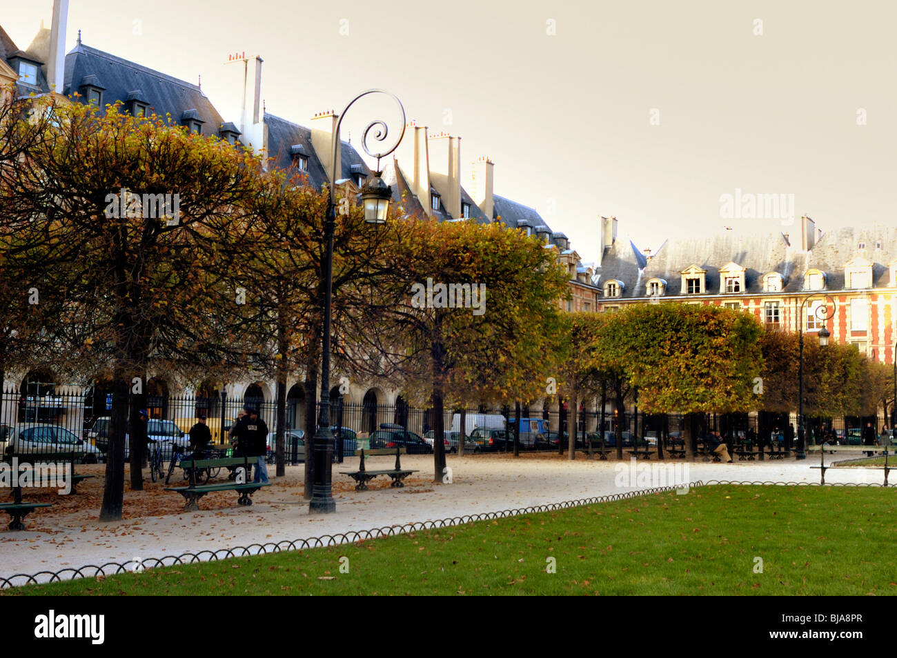 Paris, France - Les gens de l'extérieur en parc urbain, "Place des Vosges", scène, Le Marais, la place de l'automne Banque D'Images