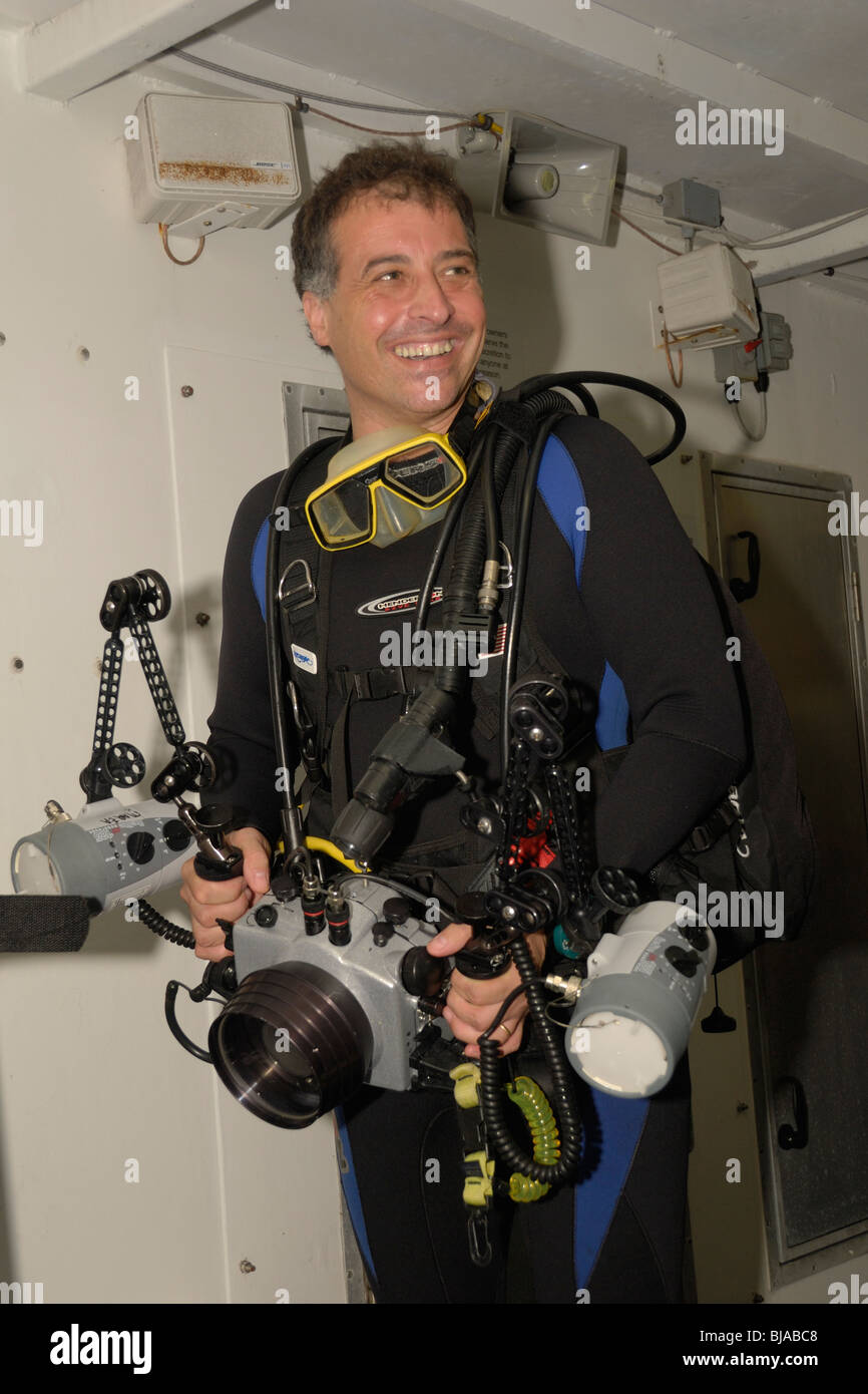 Plongeur heureux souriant et prêt à sauter dans l'eau Banque D'Images