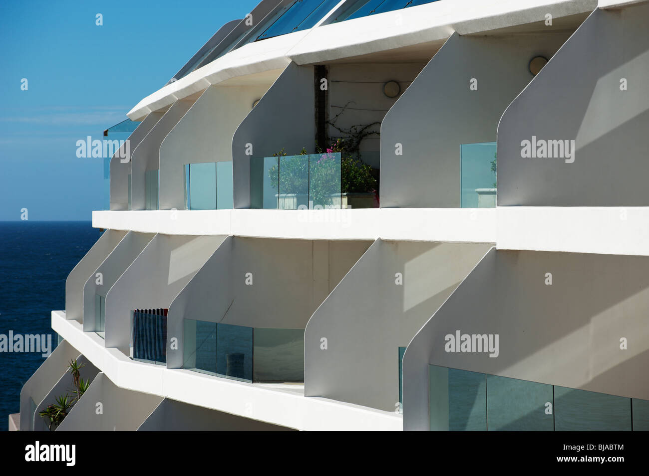 Les balcons des appartements donnent sur la plage de Bondi, à Sydney, Australie Banque D'Images